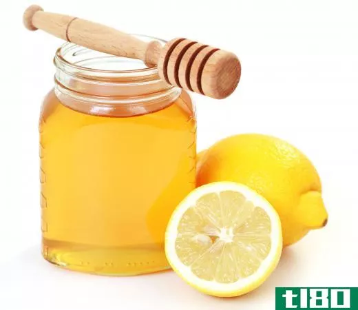 Lemon and honey can be used to make a purifying mask.