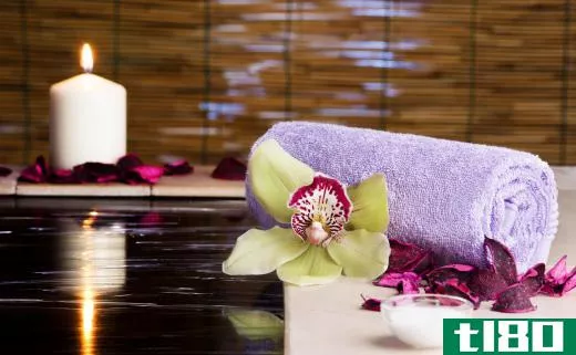 Some upscale spas offer hydrotherapy services as part of a body treatment package.