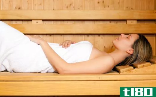 Parafango is designed to mimic the effects of a sauna, causing sweating and a reduction in water retention.