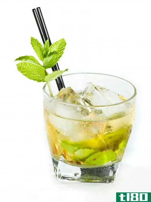 Mint juleps are alcoholic drinks  containing mint leaves.