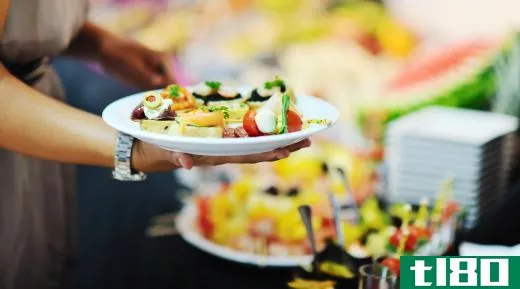 Some all-you-can-eat buffets offer healthy choices, including fresh fruit and a wide variety of salad ingredients.
