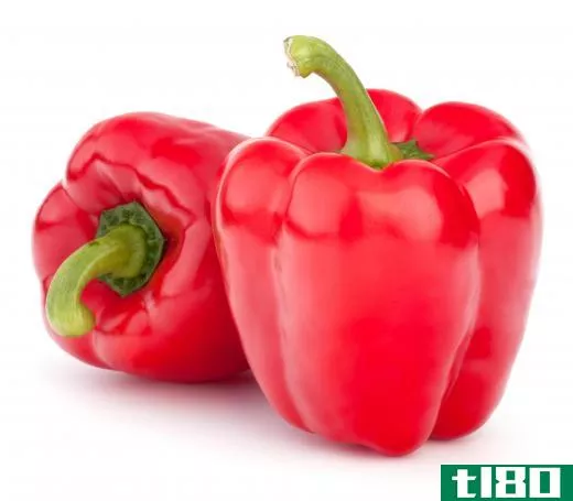 Red bell peppers can be a good accompaniment to sliced and sauteed pork kidneys.