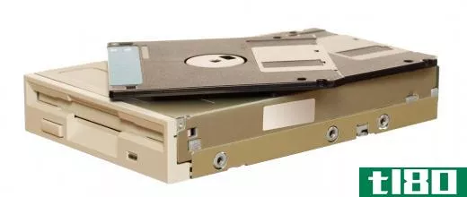 In the early days of computer production, floppy disks were presented as the opposite of the fixed disk.
