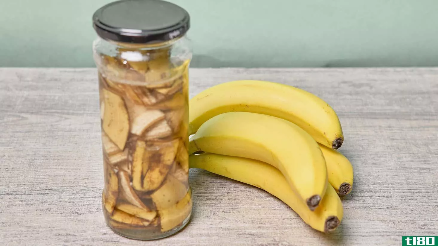 Image for article titled The Weirdest Ways You Never Knew You Could Reuse Banana Peels