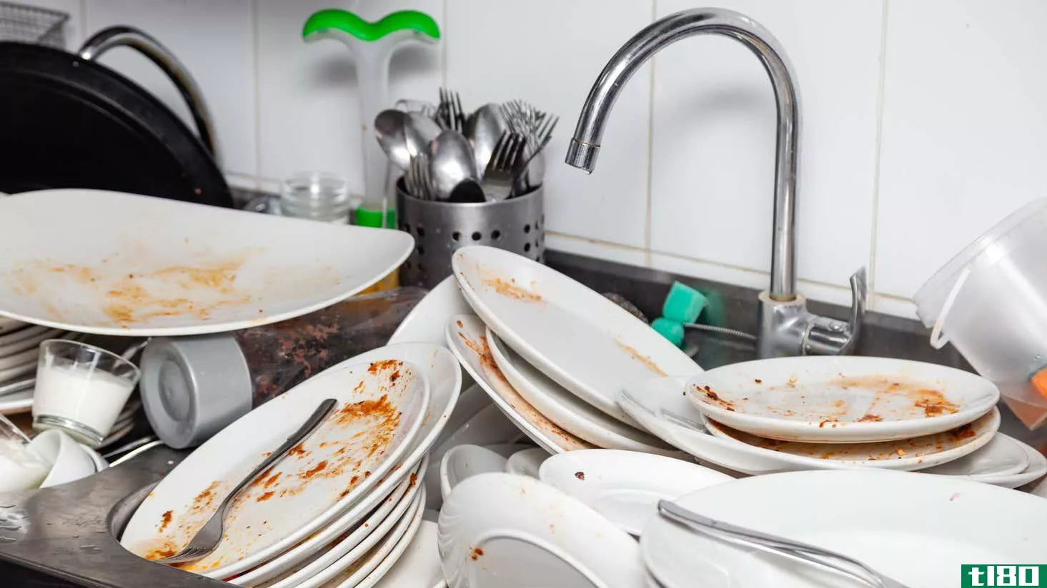 Image for article titled It&#39;s Time to Stop Pre-Rinsing Your Dishes