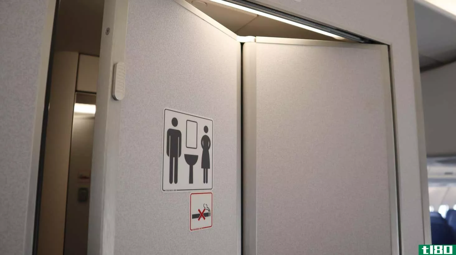 Image for article titled How to Pee on a Plane Without Being Disgusted