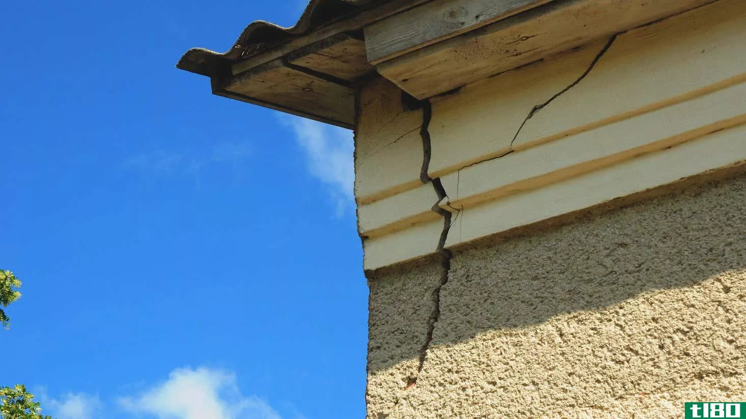 Image for article titled How to Spot Structural Damage in Your House