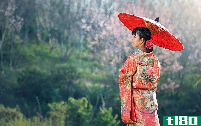 woman wearing a kimono