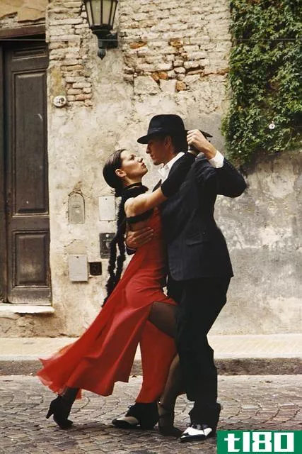 couple dancing tango