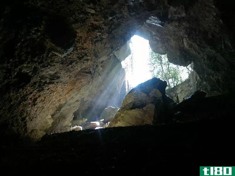 洞穴(cave)和洞穴(cavern)的区别
