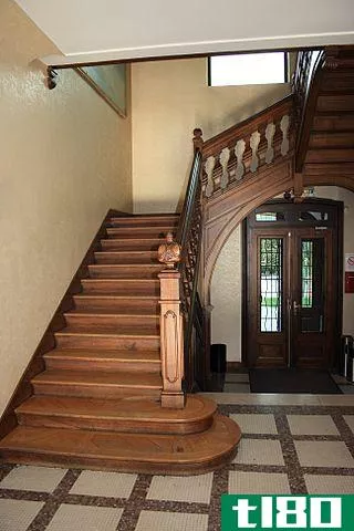 台阶(steps)和楼梯(stairs)的区别