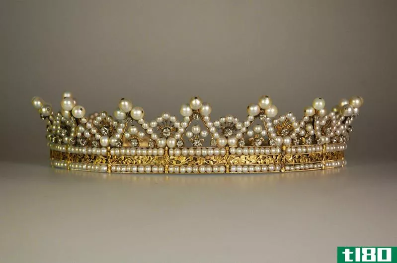 冠状头饰(tiara)和冠冕(diadem)的区别
