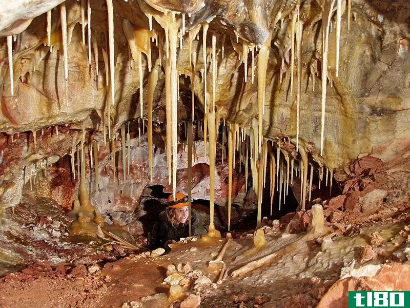 钟乳石(stalactites)和石笋(stalagmites)的区别