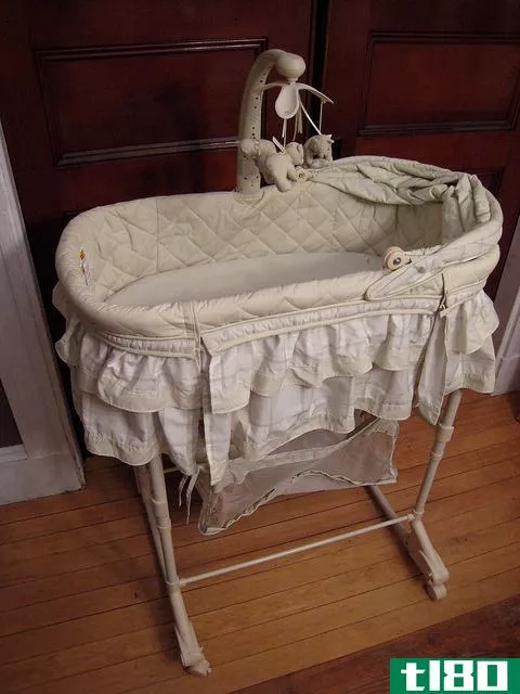 摇篮车(bassinet)和婴儿睡篮(moses basket)的区别