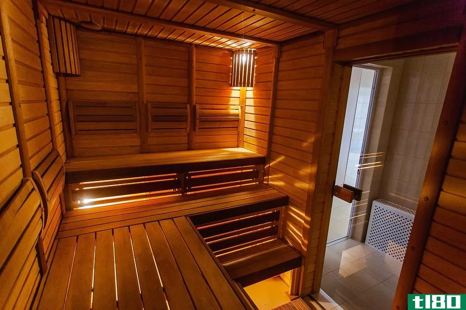 桑拿(sauna)和按摩浴缸(jacuzzi)的区别