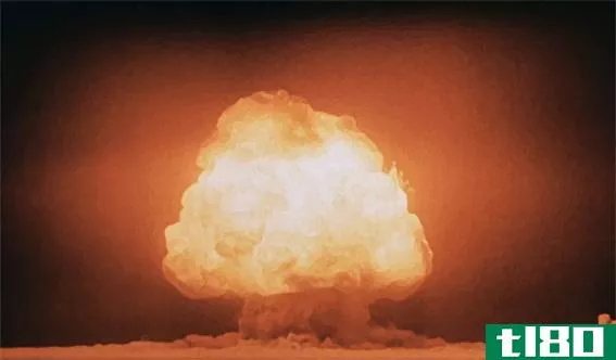 核反应堆(nuclear reactor)和核弹(nuclear bomb)的区别
