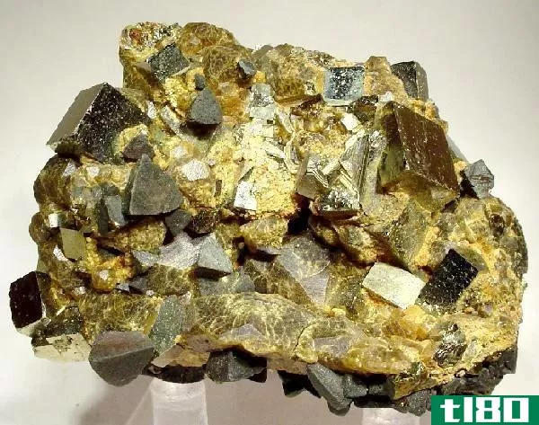 黄铁矿(pyrite)和黄铜矿(chalcopyrite)的区别