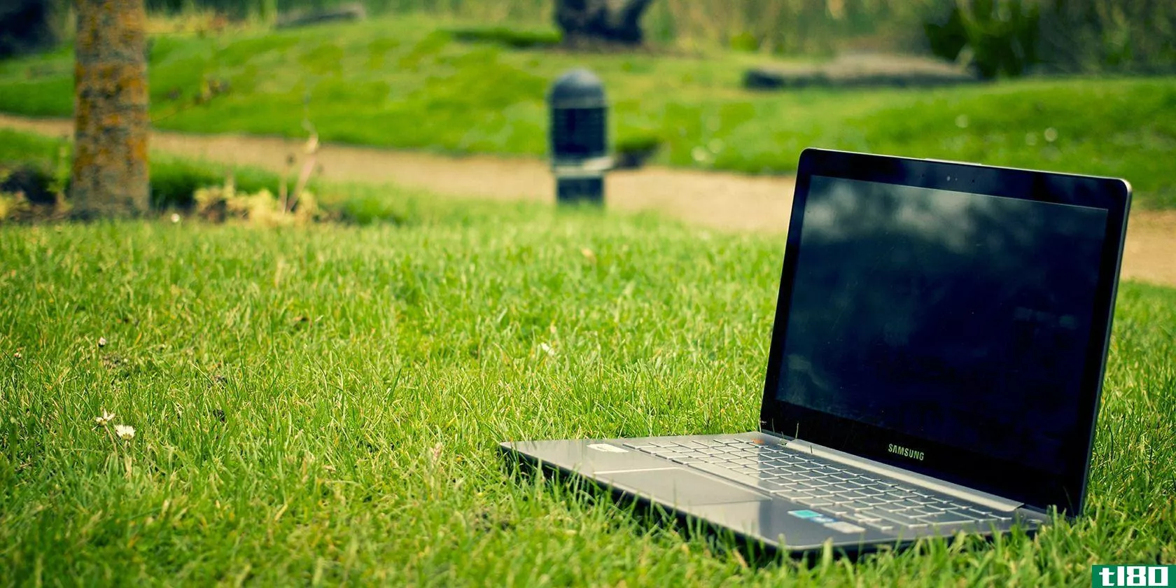laptop-blank-screen-grass