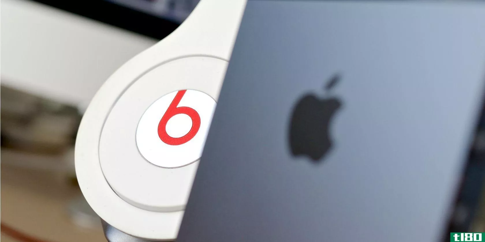 apple-beats-headphones-2