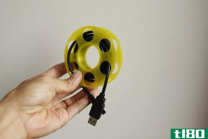 Manage long wires with this 3D printed cable spool