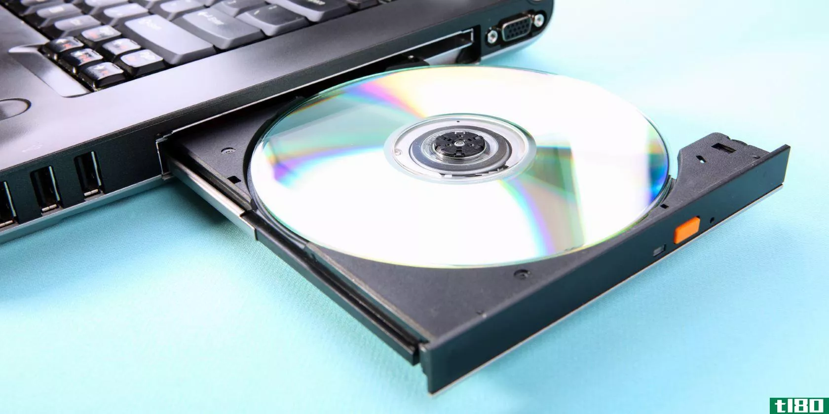 closeup-image-of-a-laptop-and-a-cd-dvd-disc