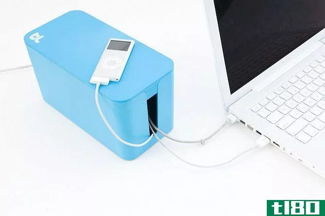 best-non-tech-gifts-for-geeks-bluelounge-cablebox
