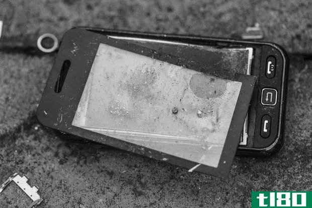 Simple Broken Phone Black and White