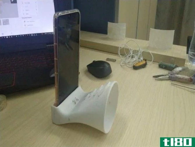 This passive speaker or amplifier boosts the volume of any **artphone and acts as a phone stand too