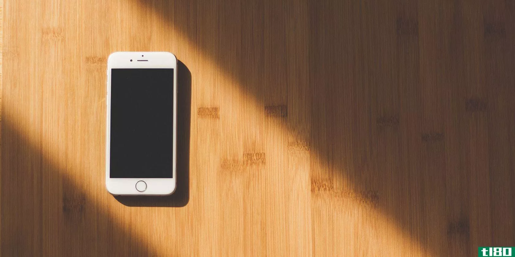 iphone-dark-light-wood-featured