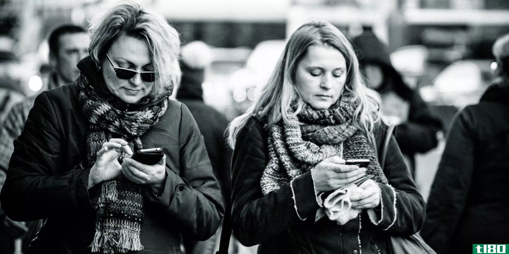 phone-addiction-women