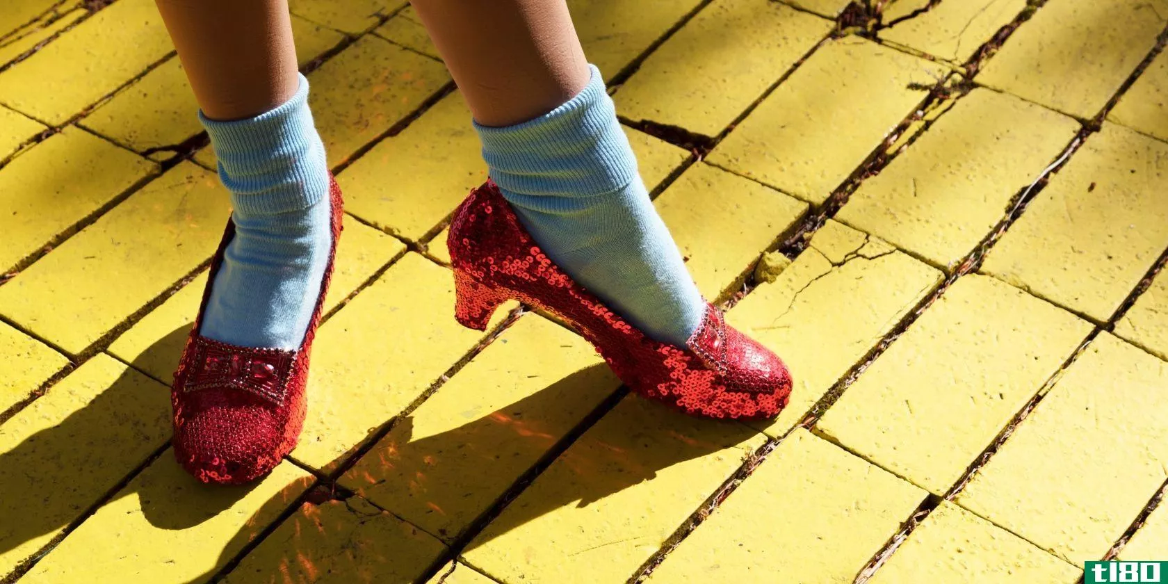 the-wizard-of-oz-red-slippers
