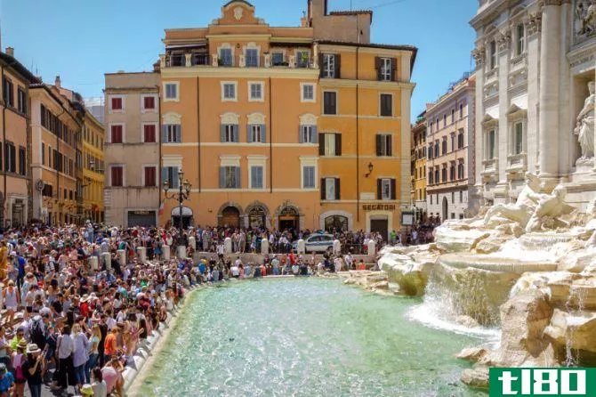 Crowds around Trevi Fountain in Rome 