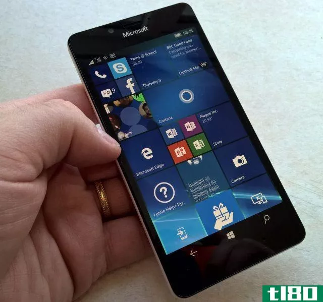 The Nokia Lumia 950 features the Continuum technology, enabling a Windows 10 desktop..