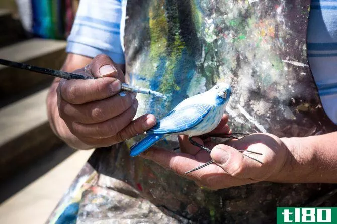 painting a bird statue blue