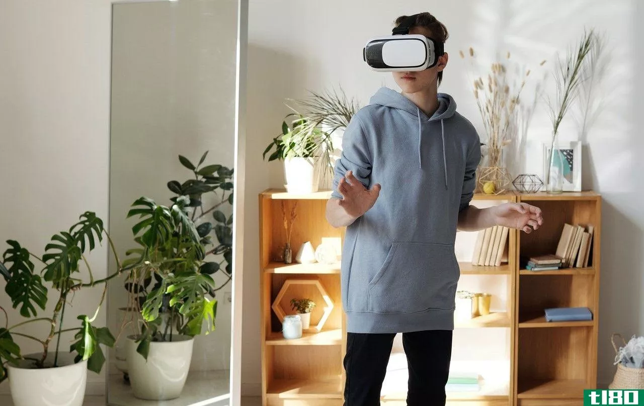 VR standing in room