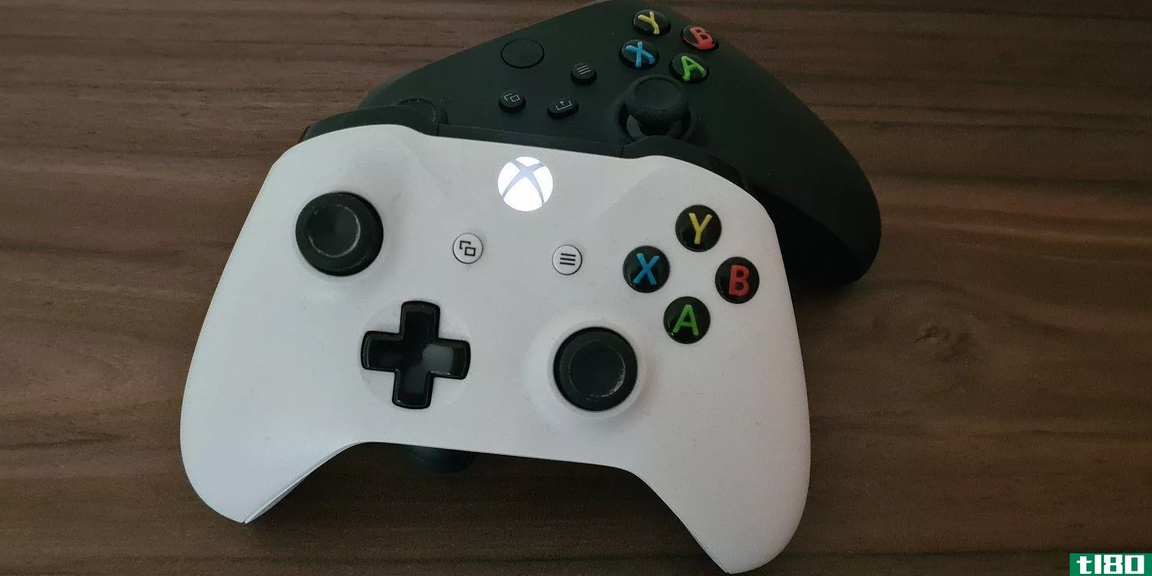 Xbox One Pad black and white variants
