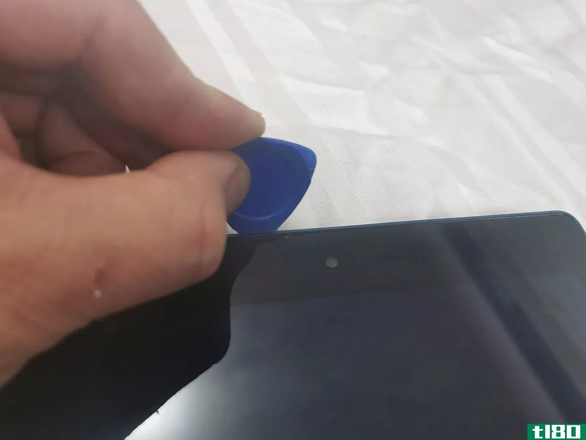 inserting plectrum tool into Kindle Fire casing