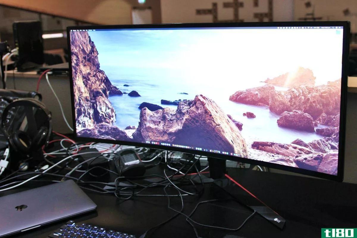 An LG ultrawide gaming monitor screen