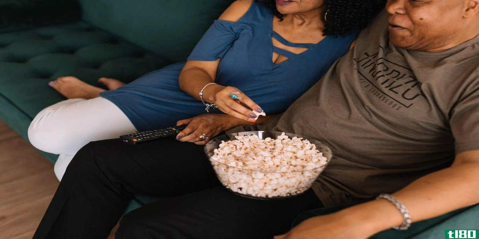 two-people-eating-popcorn-on-the-couch