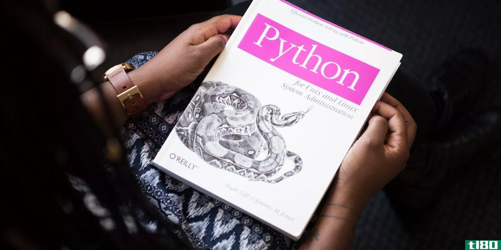 如何在python中使用while循环