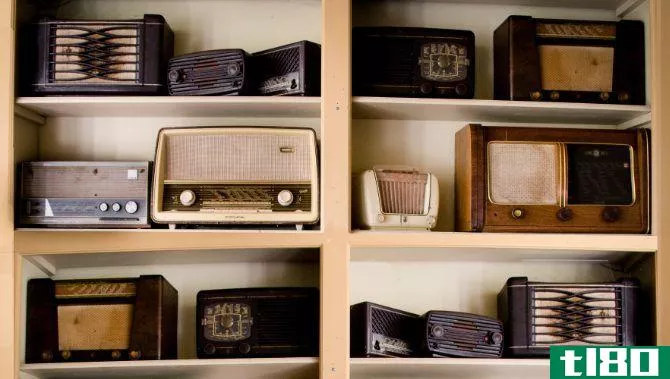 Old ****og radios on a bookshelf