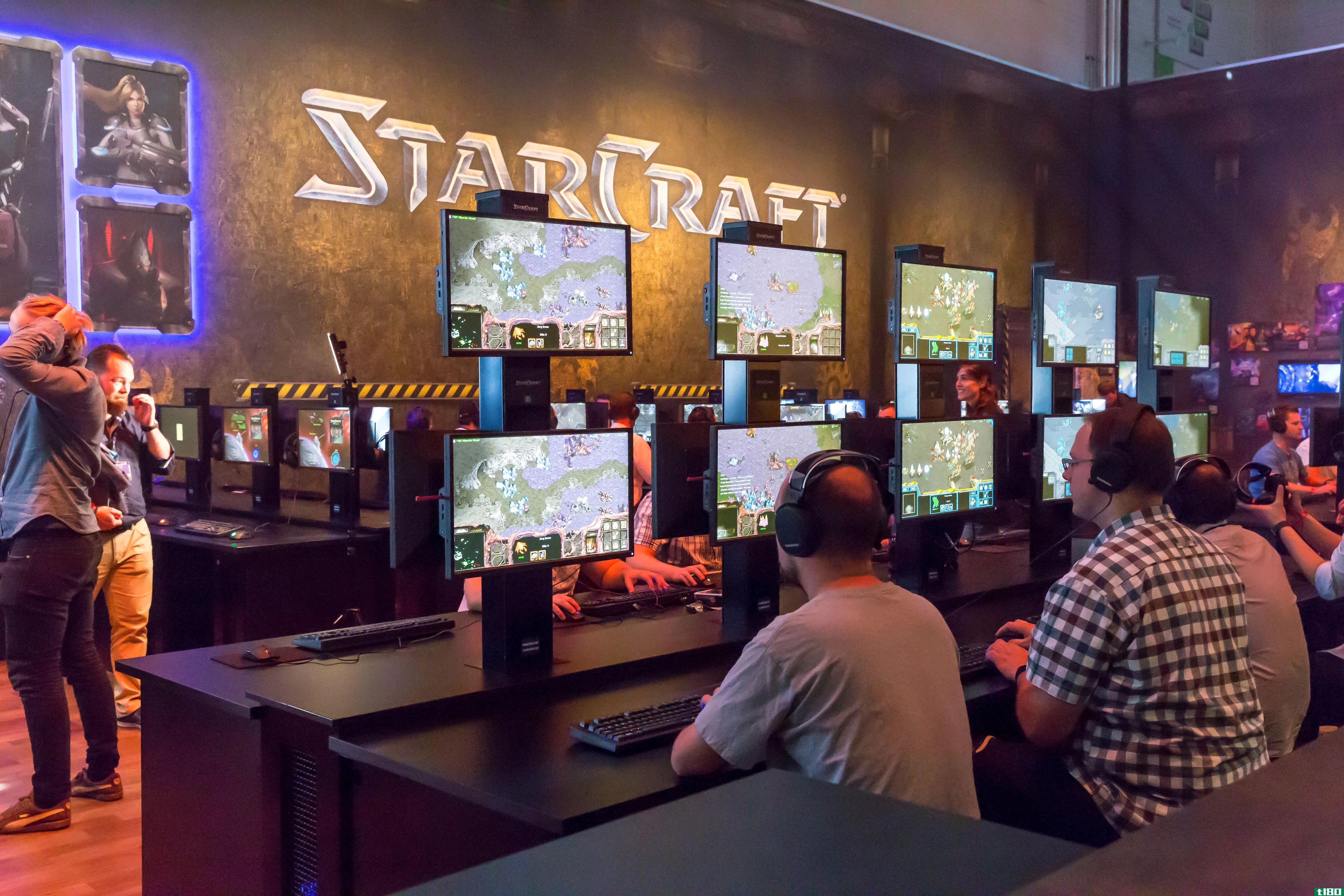 People playing Starcraft