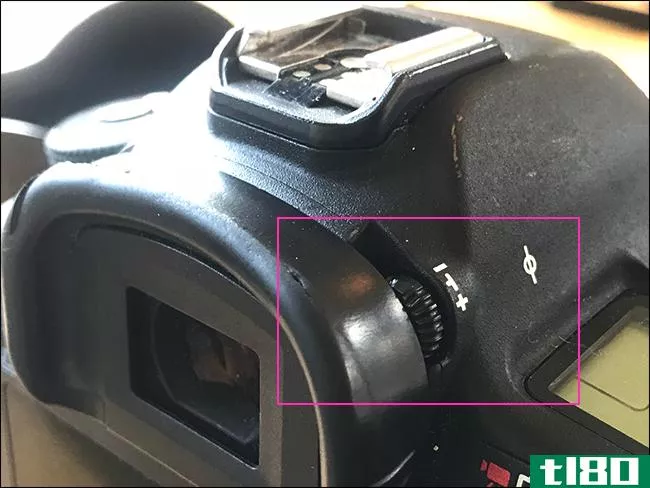 如何调整相机的取景器（如果你需要眼镜或隐形眼镜）