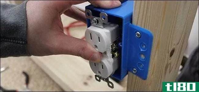 如何更换由电灯开关控制的插座
