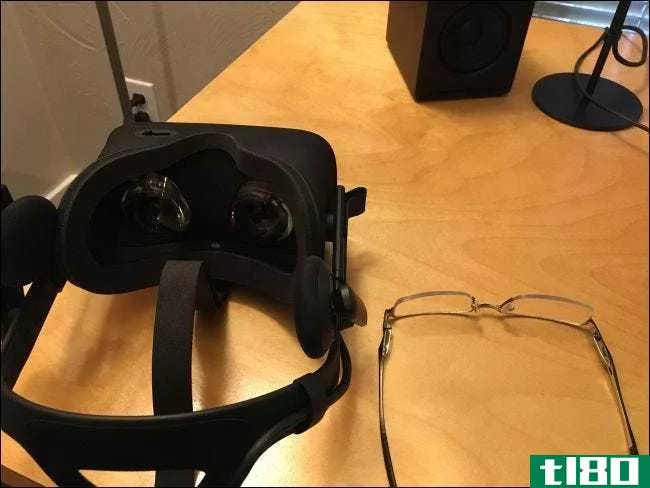 你能戴上带有oculus rift或htc vive耳机的眼镜吗？