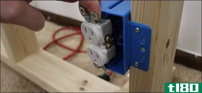 如何更换由电灯开关控制的插座