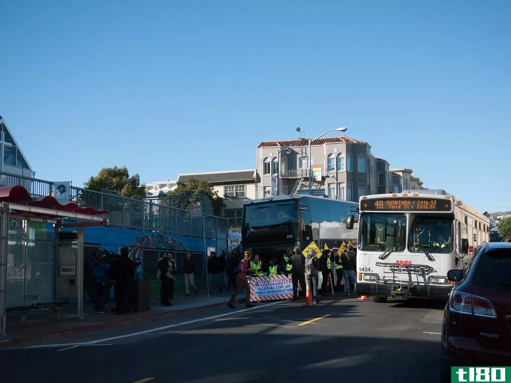 在公共汽车抗议活动中，谷歌捐赠了6.8亿美元为旧金山青年提供免费过境车。
