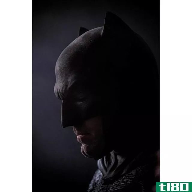 蝙蝠侠在《蝙蝠侠v》的第二张本·阿弗莱克的照片中仍然很悲伤。超人的