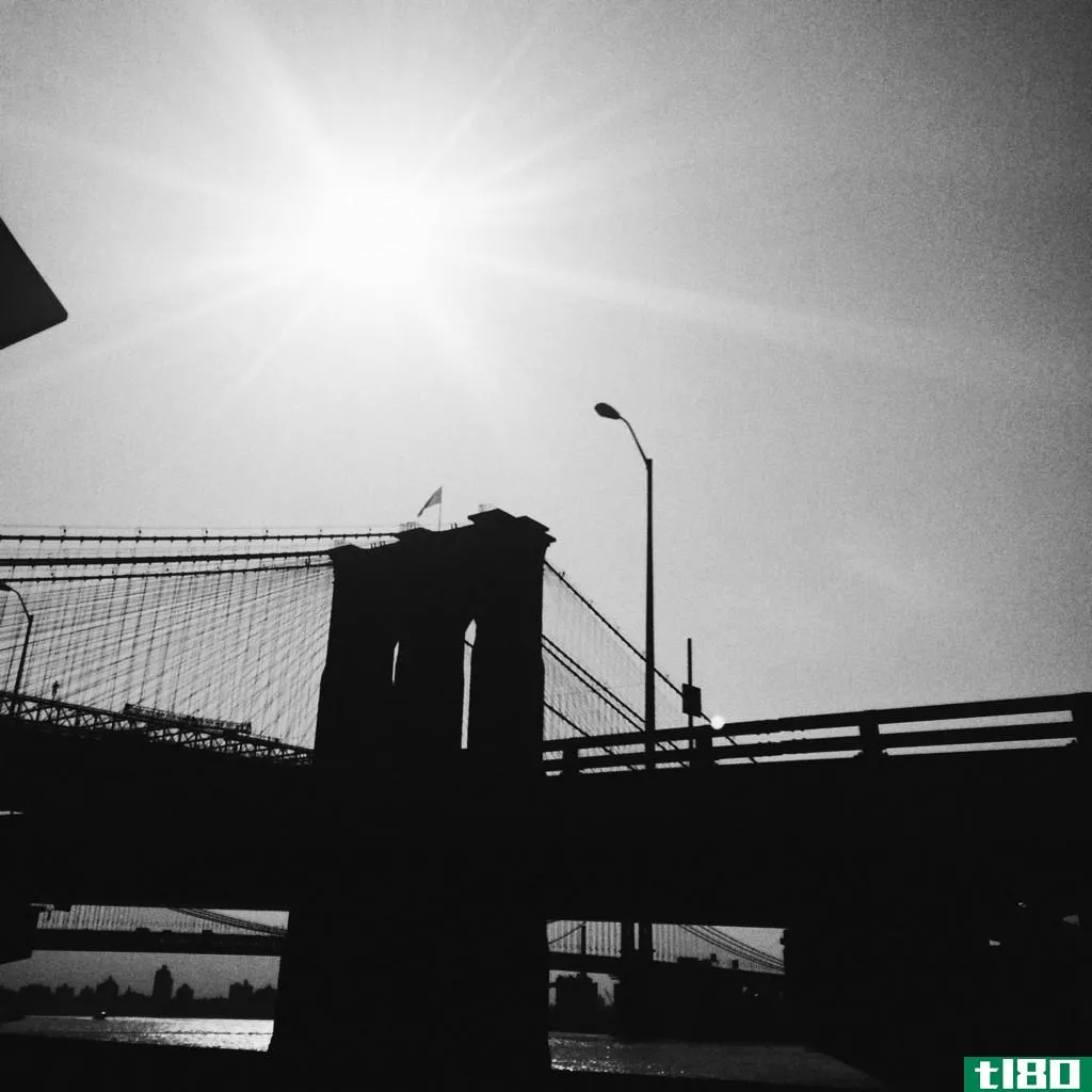 纽约官员传唤了一个模仿twitter的账号来寻找布鲁克林大桥的“白旗”罪犯