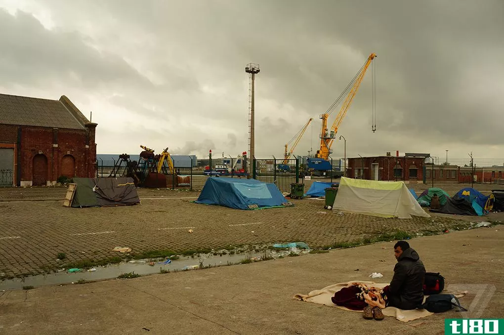 欧洲对难民的战争：“我们像动物一样生活在这里”